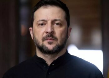 Зеленский показал декларацию о доходах: сколько заработал президент Украины в 2024