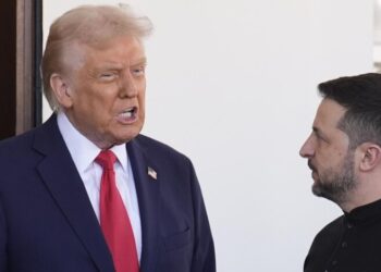 Трамп презирает Зеленского и требует возврата «помощи»: The Times о сделке по Украине