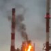 В России горит нефтезавод — густой дым накрыл целый город. ВИДЕО