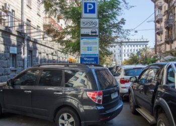 Проблема парковок авто: эксперт объяснил, как решить ситуацию по пробкам в Украине