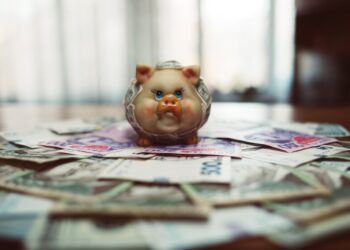 ПФУ начал финансирование пенсий за апрель: сколько денег направили через Укрпочту