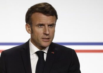 «Насмехается над миром»: Макрон резко отреагировал на удары России по Украине