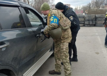 Полицейских добавляют в чаты: в Украине начали по-новому искать уклонистов от мобилизации