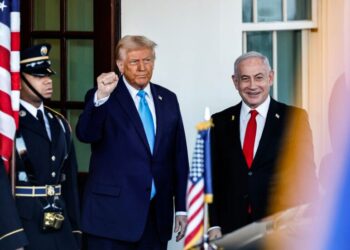 «Как сумасшедшие»: Трамп осудил бомбардировки Украины и анонсировал прямые переговоры с Ираном