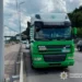 Зіткнувся з іншим велосипедистом та потрапив під колеса вантажівки: поліція встановлює обставини аварії у столиці