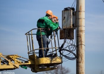 За два дня энергетики заживили дома 54 тысяч семей, которые были без света из-за атак РФ, – ДТЭК