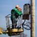 За два дня энергетики заживили дома 54 тысяч семей, которые были без света из-за атак РФ, – ДТЭК