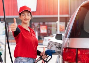 Водителям показали разницу в цене на бензин, дизель и автогаз в Днепропетровской и Львовской областях