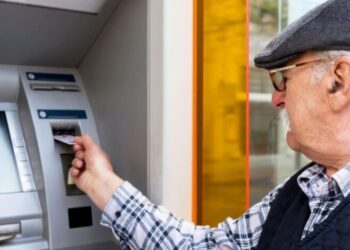 Банки усилили контроль за счетами пенсионеров: кому грозит прекращение выплат