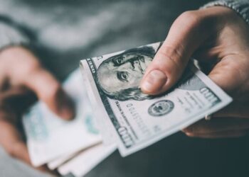 Одна из стран Европы хочет отменить выплаты по программам для беженцев: затронет ли украинцев