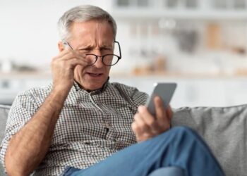 Кому “заморозят” пенсии в сентябре: как не лишиться выплат украинцам