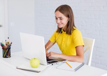 Школьники за границей будут учиться иначе: министерство изменило решение