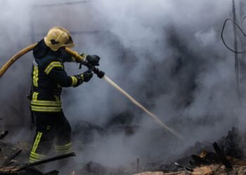 Россияне ударили дроном по микроавтобусу на Днепропетровщине, есть жертва и пострадавшие