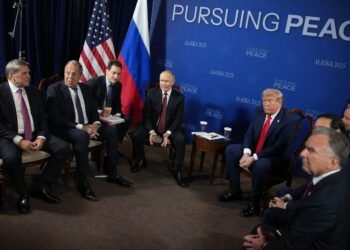 Без заявлений для прессы: Трамп и Путин начали переговоры в формате “три на три”