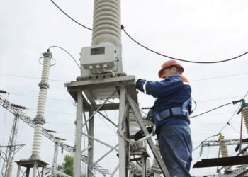 За день ДТЭК вернул свет 41 тысяче семей после обстрелов