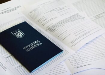 Ошибка в трудовой может стоить пенсии: как украинцам защитить свои деньги