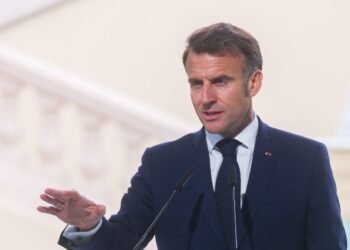 Макрон: мы готовы давить санкциями, чтобы вернуть Путина за стол переговоров