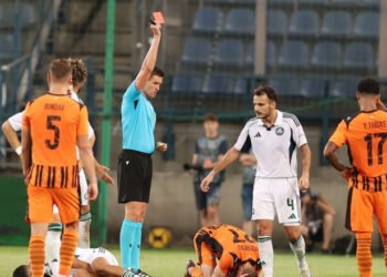 ВИДЕО. Спорное удаление. За что Очеретько получил красную карточку?