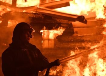 Оккупированный Енакиево массированно атаковали дроны: в городе взрывы и пожар
