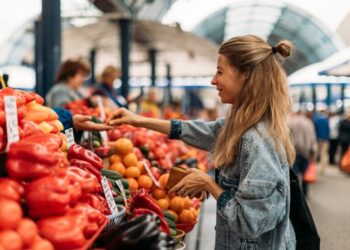 Аномалии инфляции: что происходит с ценами на мясо и молочку на фоне рекордного удешевления овощей