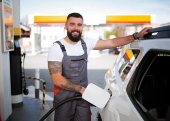 Цены на топливо отличаются: водителям показали, сколько стоят бензин, дизель и автогаз в разных областях