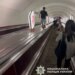 Біг по балюстраді між ескалаторами та пошкодив рекламний світильник: у Києві 19-річному хлопцю повідомили про підозру