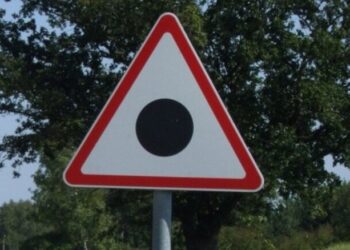 Водителей озадачил новый дорожный знак: что скрывает черная точка в треугольнике