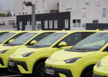 Украинские водители массово выбирают электрокары: импорт рекордно увеличился