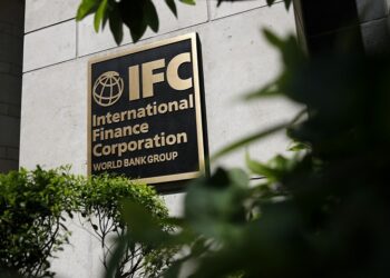 IFC планирует инвестировать $25 млн в фонд прямых инвестиций Rebuild Ukraine Fund LP (REBUF), запущенный год назад группой Dragon Capital.