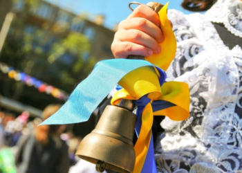 Украина встретила 1 сентября: сколько школьников пошли на обучение, как изменились правила в школах