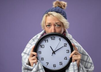 Переход на зимнее время 2025: когда и как переводить стрелки