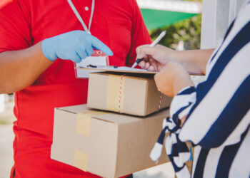 Мошенники массово атакуют украинцев под видом “Новой почты”: как уберечься