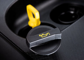 Водителям назвали 6 ошибок при замене масла, которые медленно “убивают” двигатель авто