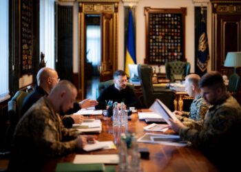 В небе над Украиной зафиксировали неожиданных “гостей”: Зеленский провел срочное совещание