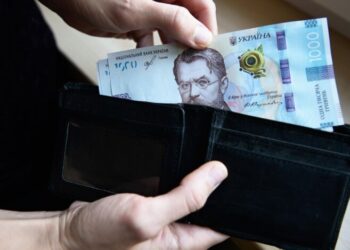 В Киеве назвали лидеров по зарплатам: кто получает больше всего, а кому не доплачивают