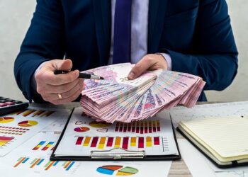 Прибыли крупных и средних предприятий в Украине сократились за год более чем на 10%.