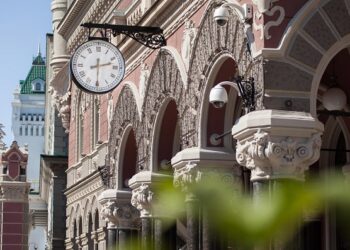 НБУ в четвертый раз подряд сохранил учетную ставку на уровне 15,5%. Инфляция в Украине перешла к понижению, но остается высокой.