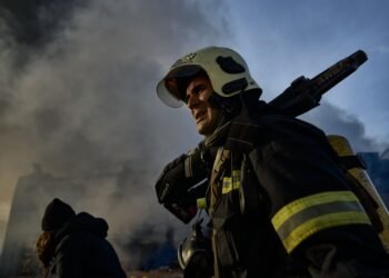 В Киеве после атаки РФ загорелось правительственное здание: что известно
