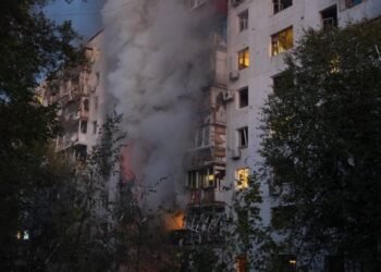 Россияне нанесли еще два удара по Запорожью: горит высотка, есть раненые