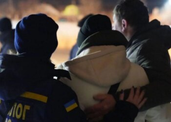 Через атаку рф у Києві горить багатоповерхівка: є постраждалі, людей евакуюють