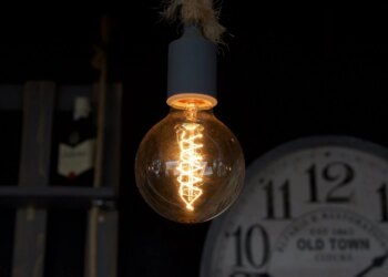 Аварійні відключення світла відмінили у Києві та низці областей: перелік