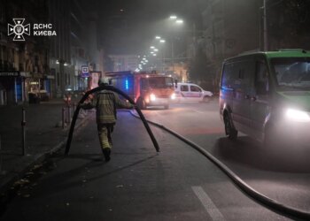 У Києві з вечора гасять масштабну пожежу в багатоповерхівці на Печерську: кадри з місця події