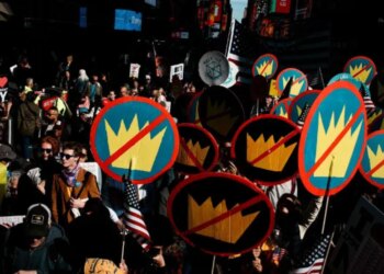 «No Kings»: миллионы американцев вышли на акции против авторитарных методов Трампа. ВИДЕО