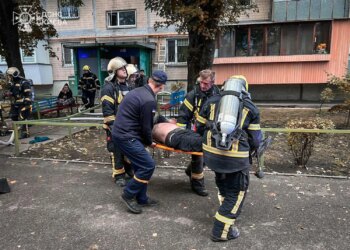У багатоповерхівці Києва спалахнула пожежа, врятовано 7 людей, серед них 3 дитини – ДСНС