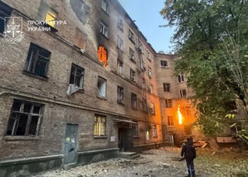Атака рф на Київ забрала життя подружжя, уже 21 постраждалий, серед них 5 дітей: нові кадри наслідків