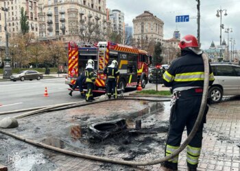 На Хрещатику біля КМДА підпалили шини: підозрюваного затримали