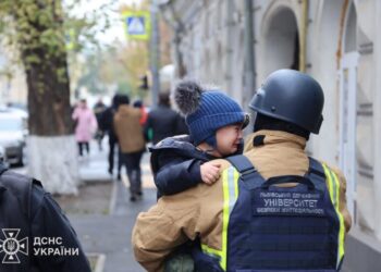 Россия массированно атаковала энергетику и города Украины: кто остался без света