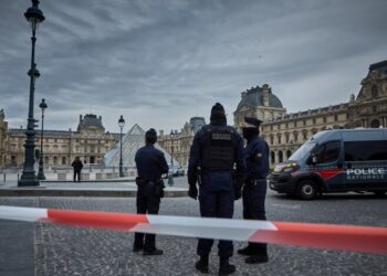 Ограбление Лувра поставило на уши Париж: за 7 минут украли ценности Наполеона