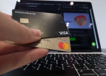 Слова-триггеры для банков: за какие переводы украинцам блокируют счета