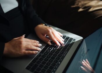 Никогда не беритесь за эту “работу”: киберполиция раскрыла новую схему “легкого заработка на лайках”